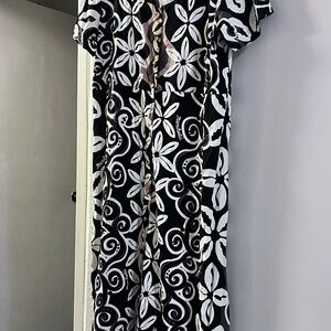 MANUHEALI’I-Floral Black and White Maxi Dress